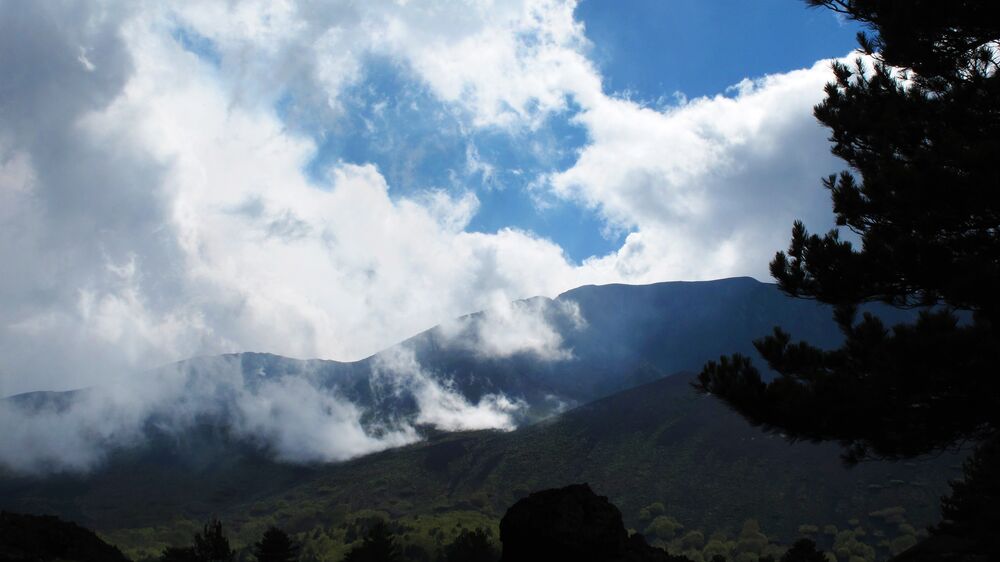 Nuvem de cinzas do Etna obriga Sicília a encerrar parte do espaço aéreo