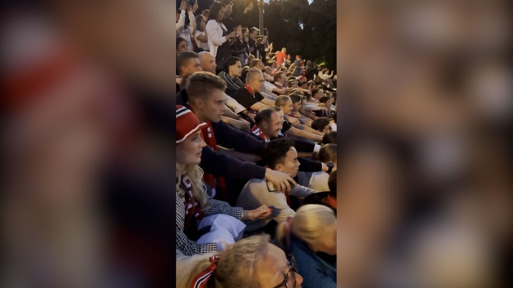 Príncipe herdeiro da Noruega celebra vitória sobre o Brasil com “remada viking”
