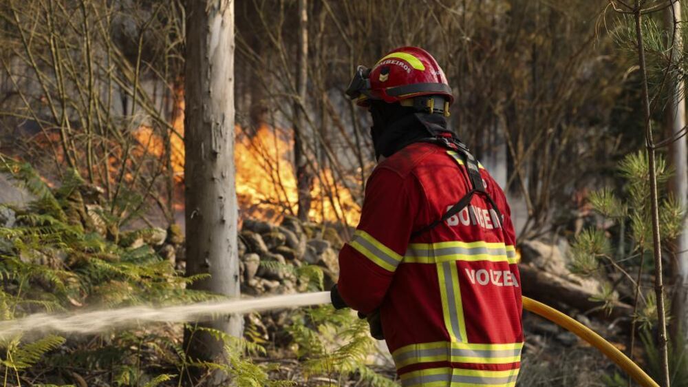 Mais de 100 operacionais combatem fogo com duas frentes ativas em Vila Verde
