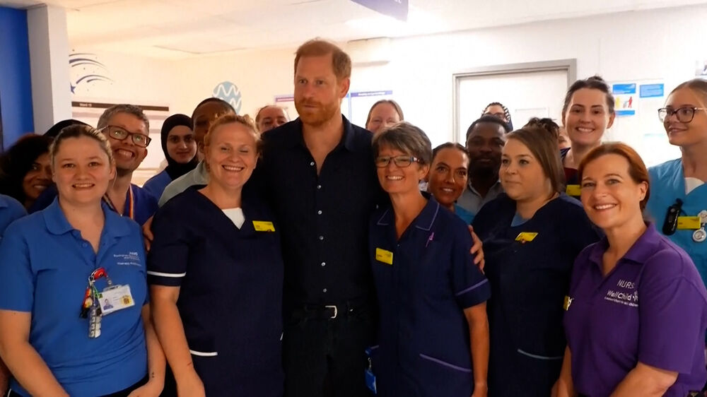 Príncipe Harry visita hospital pediátrico de Birmingham