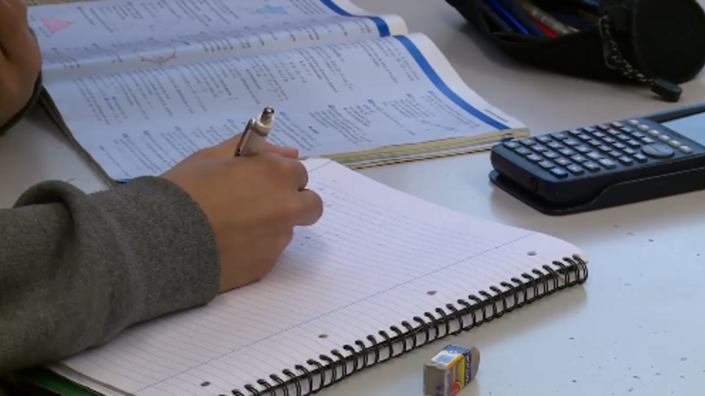 Ministério da Educação esconde contrato de urgência para resolver caos na correção dos exames nacionais
