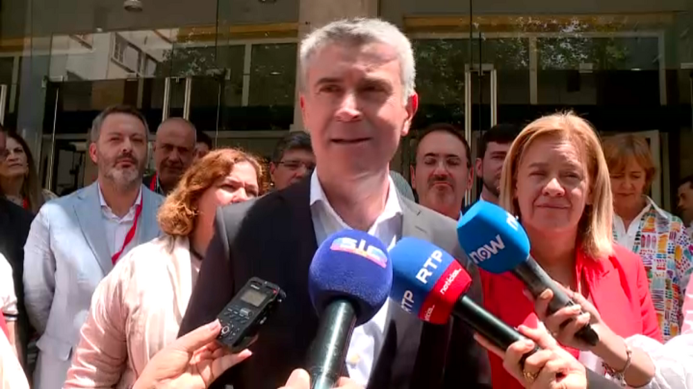 'Hoje todos atiram pedras ao PS': Carneiro reage a críticas do Livre