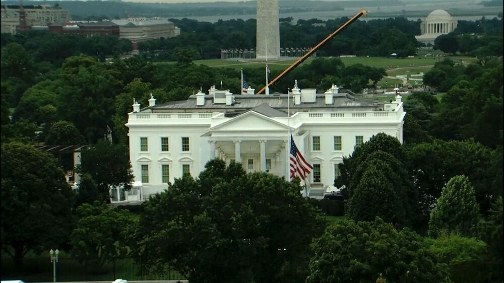 Bandeira dos EUA hasteada a meia haste na Casa Branca após morte de Lindsey Graham