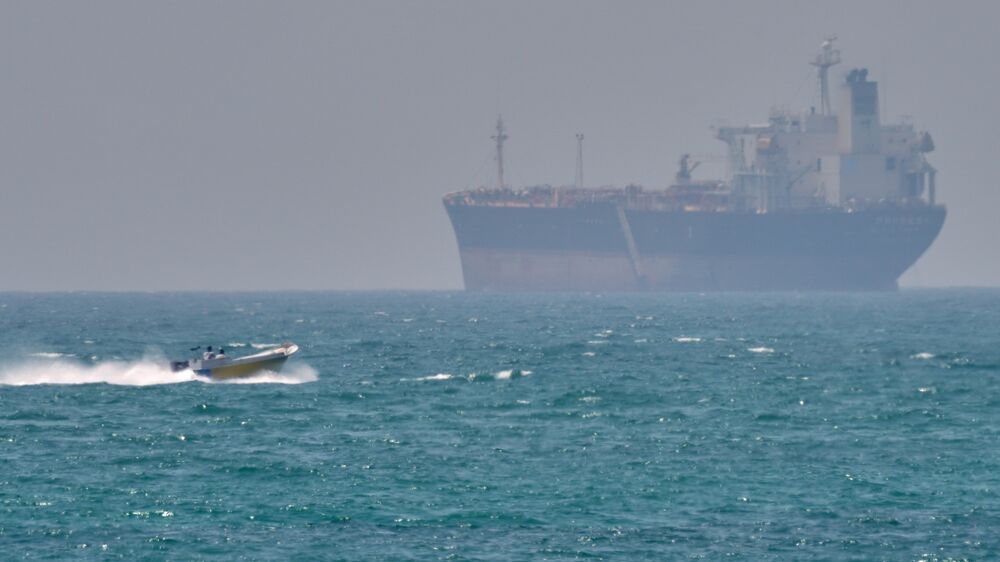 Ataques norte-americanos atingem ilha iraniana junto ao estreito de Ormuz