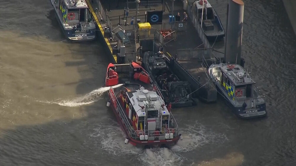 Barco da polícia choca contra ponte em Londres e lança agentes ao rio Tamisa