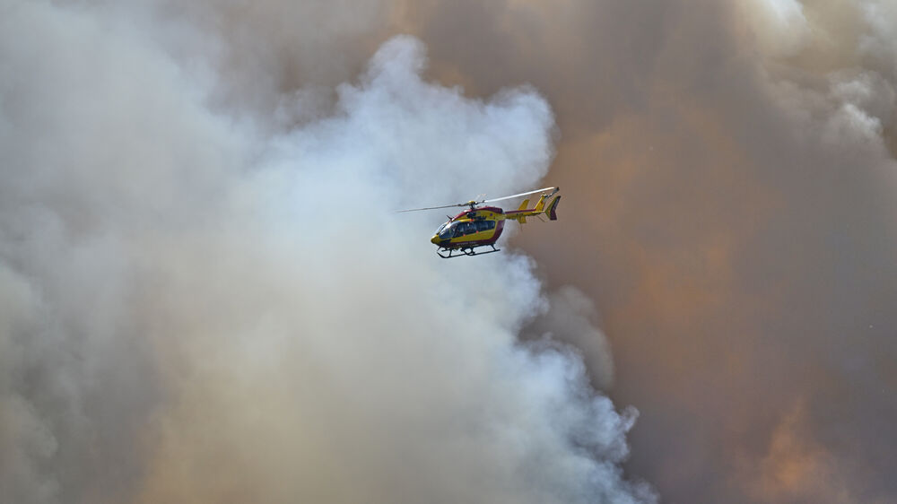 Nova frente de fogo no sul de França obriga a retirar cerca de 8000 pessoas
