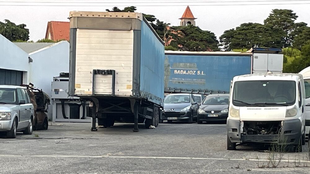 Atrelado com químicos continua exposto a céu aberto