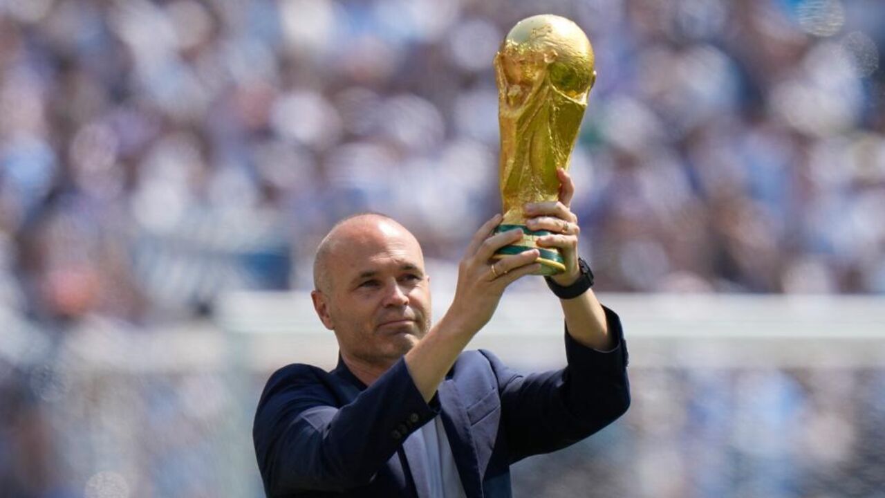 O ex-jogador de futebol espanhol Andrés Iniesta ergue o troféu da FIFA antes da final do Mundial 20