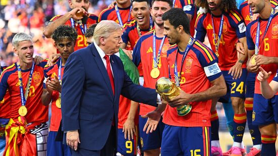 Trump entrega o troféu à seleção de Espanha, a Campeã do Mundo