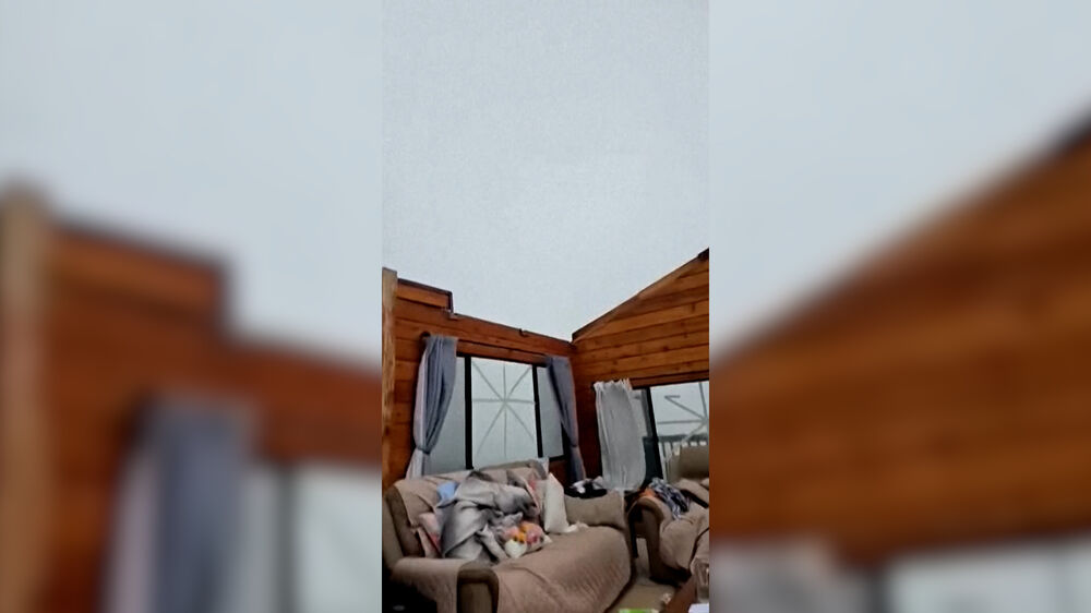 Mulher grava momento em que tempestade lhe arranca o telhado de casa no Havai