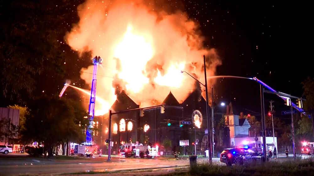 Imagens impressionantes mostram incêndio de grandes dimensões em igreja nos EUA