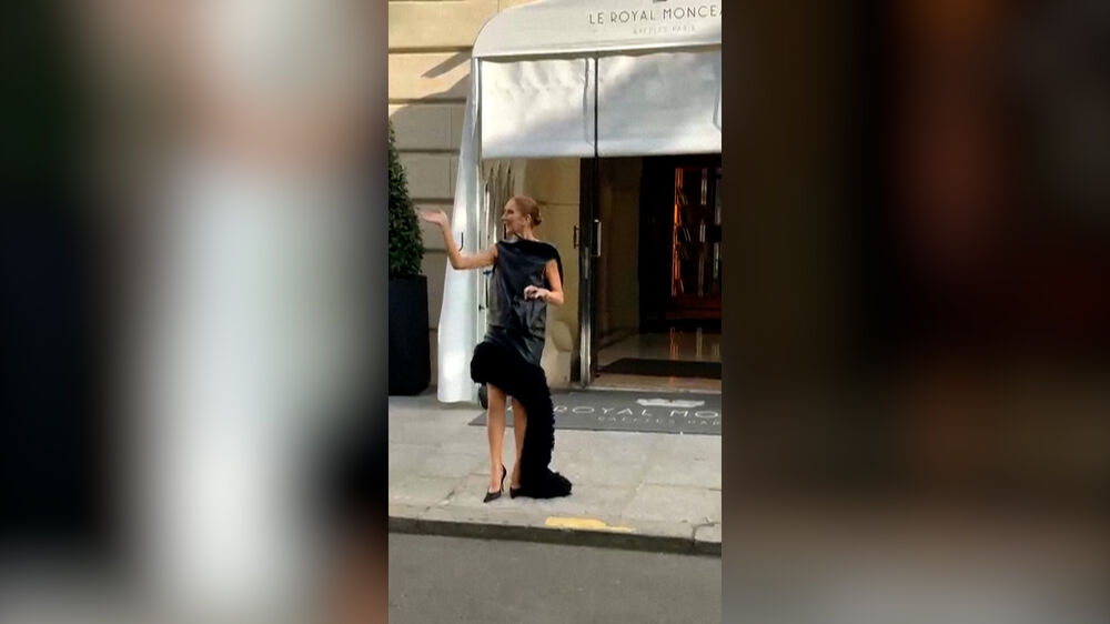 Céline Dion canta com fãs à porta do hotel em Paris