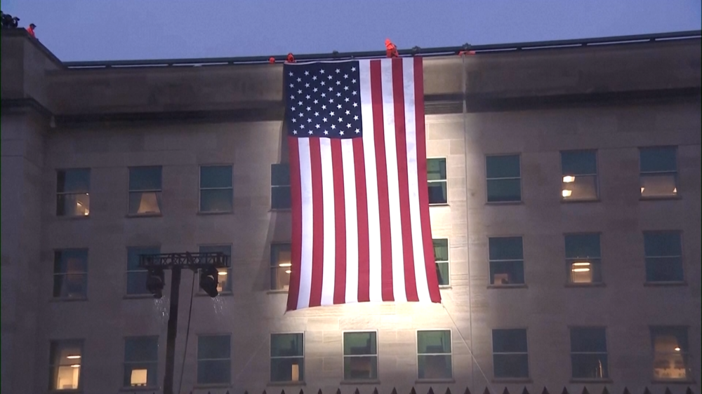 Bandeira dos EUA é hasteada no Pentágono para assinalar os 25 anos dos ataques do 11 de Setembro 