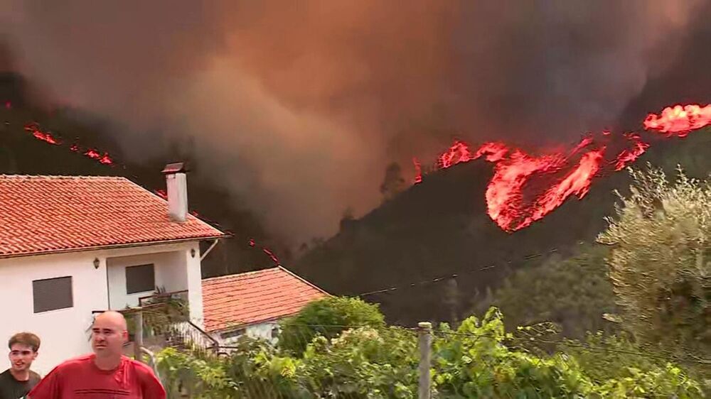 Vista de chamas junto das casas