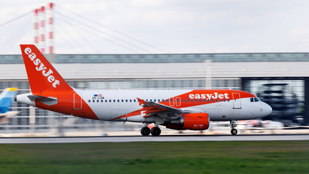 08 May 2026, Bavaria, Munich: An Easy Jet aircraft (Airbus A319-100) takes off from Munich Airport (Franz Josef Strauß (MUC))