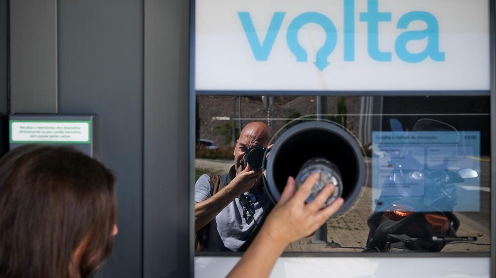 A jornalista na máquina do Mercadona do Taguspark, uma das