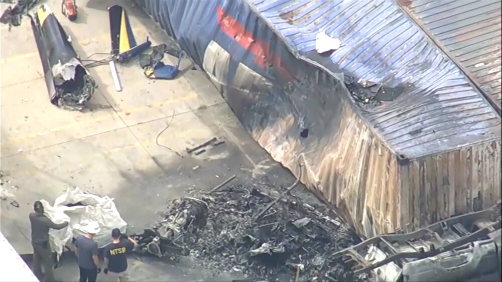 Imagens aéreas mostram destroços de helicóptero após queda fatal em Los Angeles