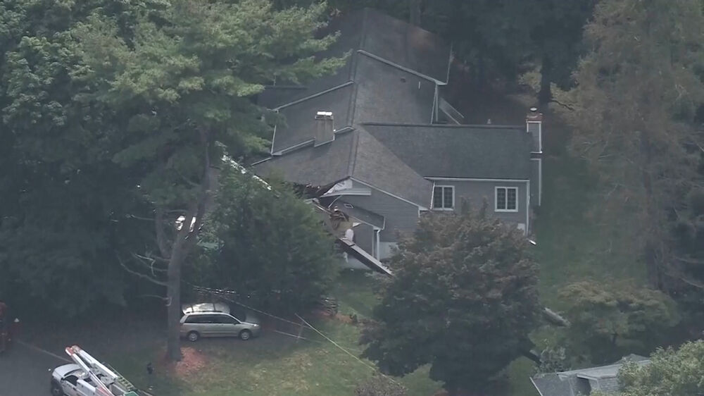Grua desaba sobre duas casas no estado norte-americano de New Jersey