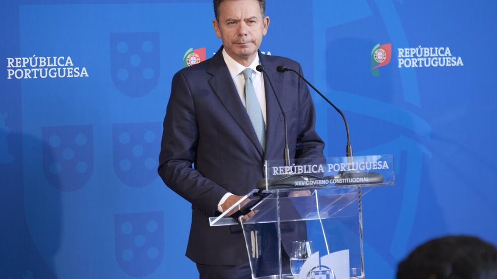 O primeiro-ministro, Luis Montenegro, fala aos jornalistas após a reunião