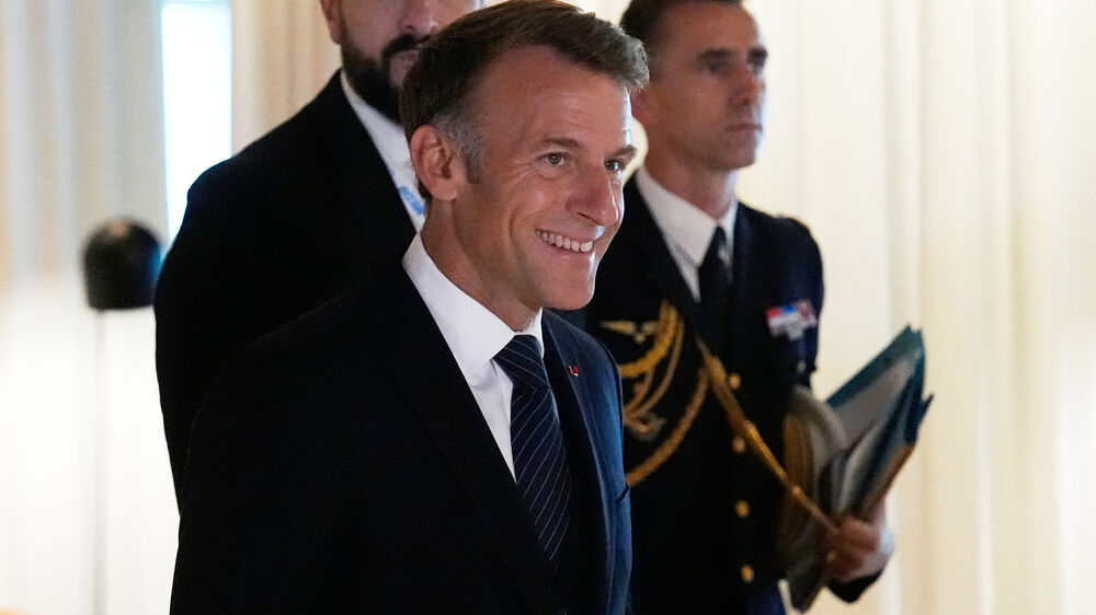 Emmanuel Macron solidário com Zelensky depois de ataques russos
